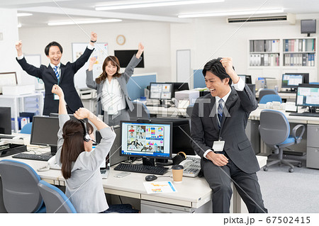 海外とweb会議 新しい契約が取れて万歳をする会社員4人の写真素材 67502415 Pixta