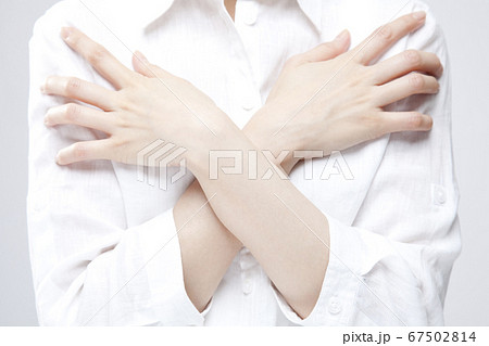 寒気がする女性 寒気がする女性 67502814