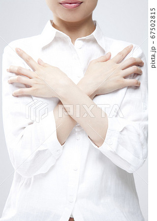 寒気がする女性 寒気がする女性 67502815