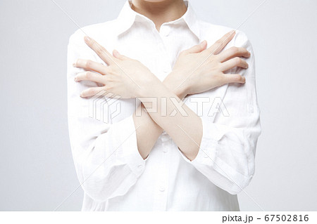 寒気がする女性 67502816