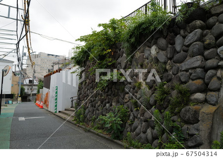 工事が進んで取り壊された藪下通りの石垣 工事が進んで取り壊された藪下通りの石垣 67504314