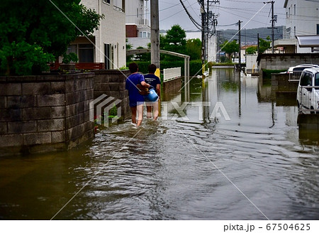 西日本豪雨災害で浸水した家　避難する男性二人 67504625