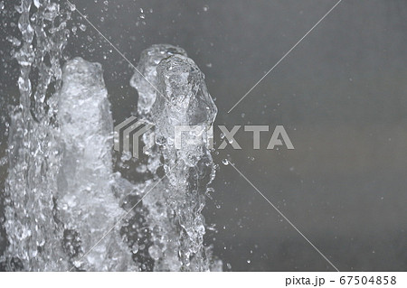 吹き上げる水 噴水 吹き上げる水 噴水 67504858