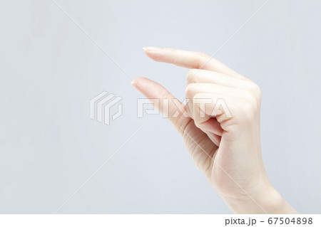 女性の手 67504898