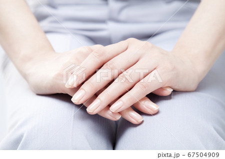 女性の膝 67504909