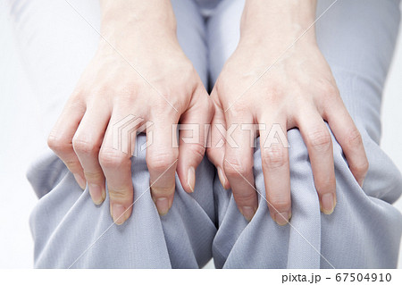 女性の膝 67504910