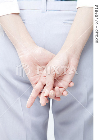 後ろに組む手 後ろに組む手 67504913