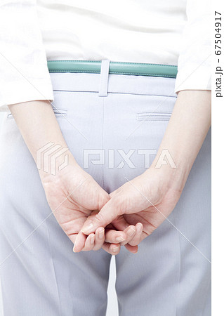 後ろに組む手 後ろに組む手 67504917