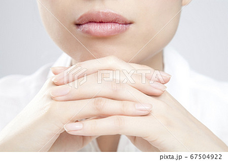 考える女性 考える女性 67504922