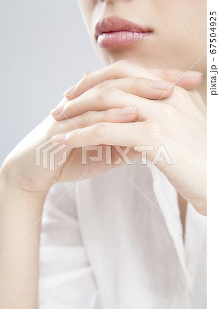 考える女性 考える女性 67504925