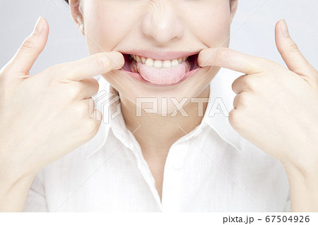 変顔する女性 変顔する女性 67504926