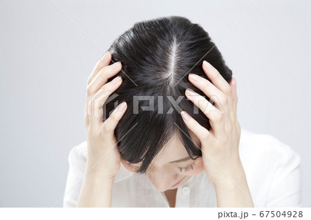 頭を抱える女性 67504928