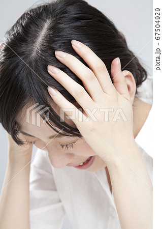 頭を抱える女性 67504929