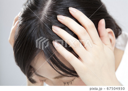 頭を抱える女性 頭を抱える女性 67504930