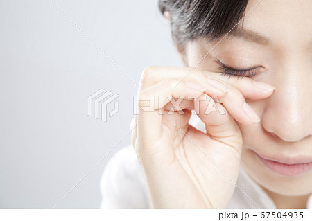 涙を拭く女性 涙を拭く女性 67504935