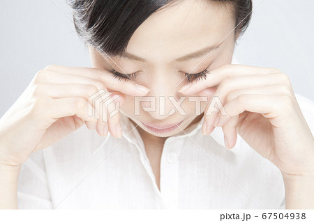 涙を拭く女性 涙を拭く女性 67504938