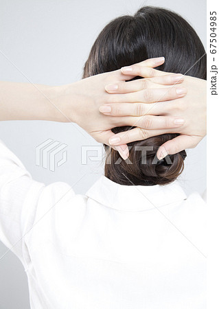 考え事する女性 67504985