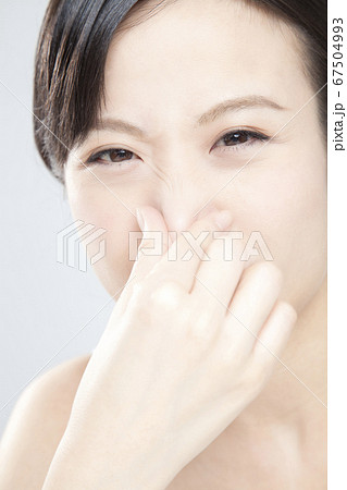 鼻をつまむ女性 鼻をつまむ女性 67504993