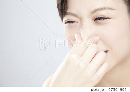 鼻をつまむ女性 鼻をつまむ女性 67504995