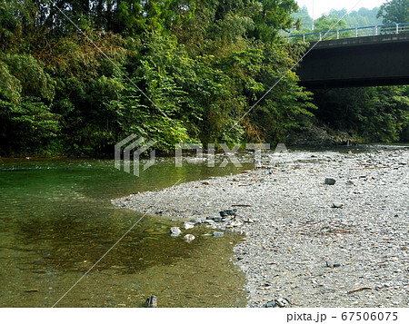 山を流れる清流と橋 山を流れる清流と橋 67506075