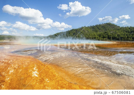 ワイオミング州イエローストーン国立公園のグランドプリズマティックスプリングの近景 67506081