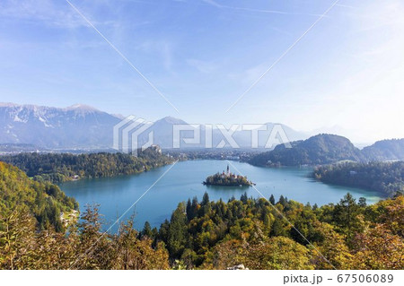 スロベニアのブレッド湖、教会の全景 67506089