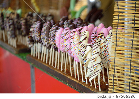 神奈川 横須賀 お祭りの時に駅前に出ていたチョコバナナの屋台の写真素材