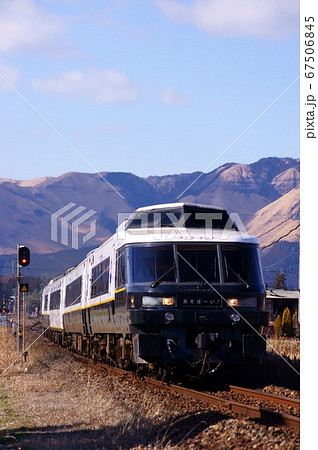 阿蘇の内輪山を背景に阿蘇・宮地へ向かう特急あそぼーい! 67506845