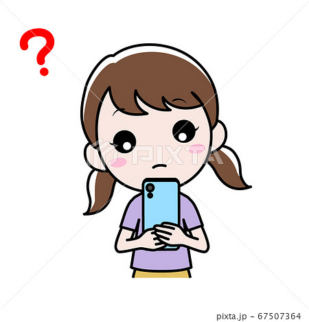スマホを見て疑問を感じている女の子 スマホを見て疑問を感じている女の子 67507364