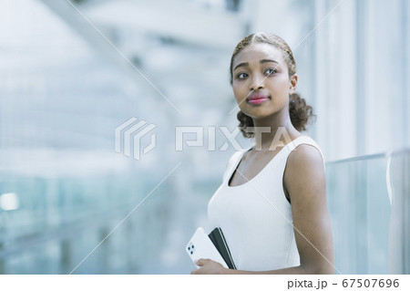 若いビジネスウーマンのポートレート 若いビジネスウーマンのポートレート 67507696