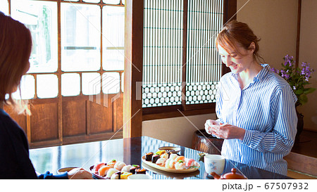 お寿司を食べる外国人女性 67507932