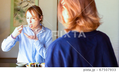 お寿司を食べる外国人女性 67507933