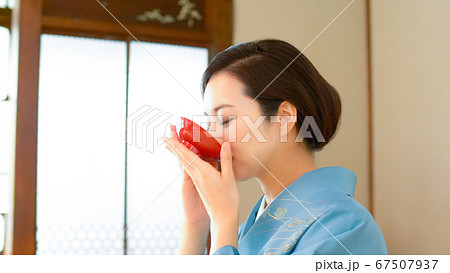 盃でお酒を飲む着物姿の女性 盃でお酒を飲む着物姿の女性 67507937