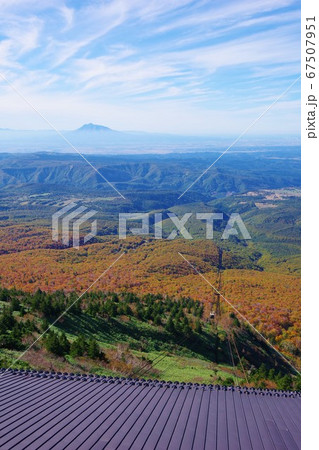 青森県 八甲田ロープウェーから見た岩木山と紅葉の写真素材