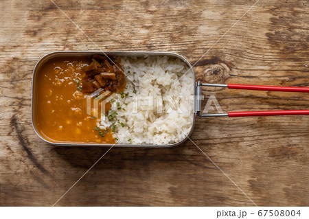 アウトドアでクッキング Cooking outdoors at a campsite lodge アウトドアでクッキング Cooking outdoors at a campsite lodge 67508004
