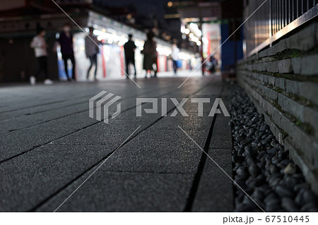 夜の人通り 67510445