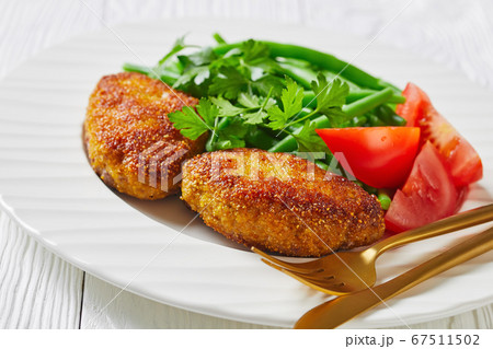 meat patties with green bean and tomatoes meat patties with green bean and tomatoes 67511502