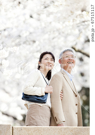 花見をする中年夫婦 67515117