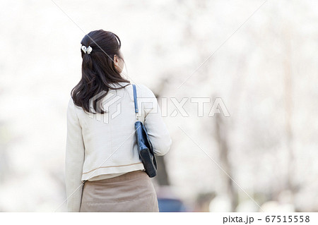 歩く中年女性の後ろ姿 67515558