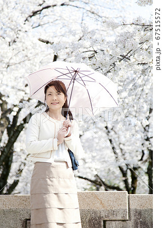日傘を差す中年女性 日傘を差す中年女性 67515572