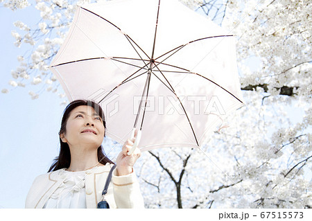 日傘を差す中年女性 日傘を差す中年女性 67515573