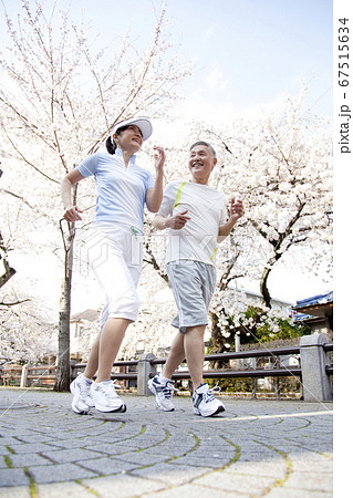 ジョギングするシニア夫婦 67515634