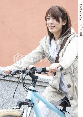 自転車に乗る女性 67515643