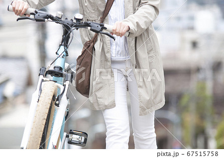 自転車を押す女性 自転車を押す女性 67515758