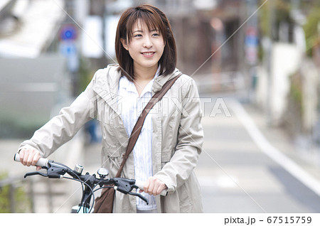 自転車を押す女性 67515759