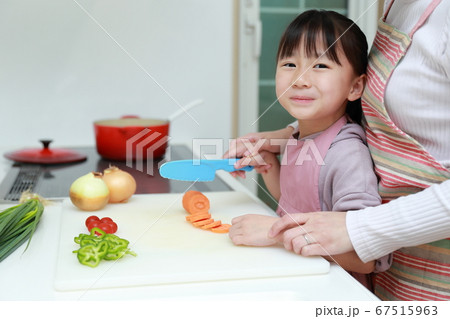 ママの料理をお手伝いする女の子 ママの料理をお手伝いする女の子 67515963