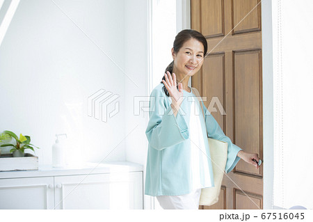 玄関扉を開ける女性 玄関扉を開ける女性 67516045