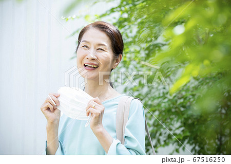 マスクを持って外出する女性 67516250