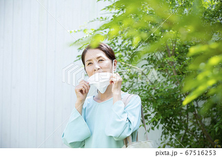 マスクをして外出する女性 67516253
