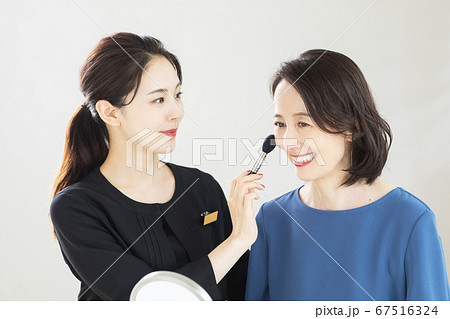 美容部員　シニア女性 67516324